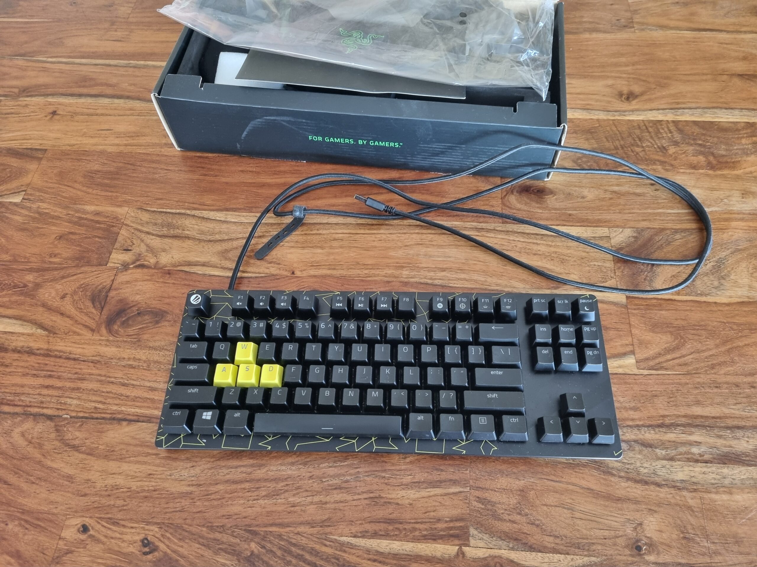 Razer Huntsman V2 Tenkeyless - Linearer optischer Switch - US - ESL Edition – Bild 2
