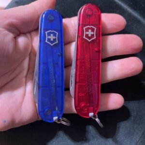 Victorinox Junior Messer – Rot & Blau, doppelt dezentral!