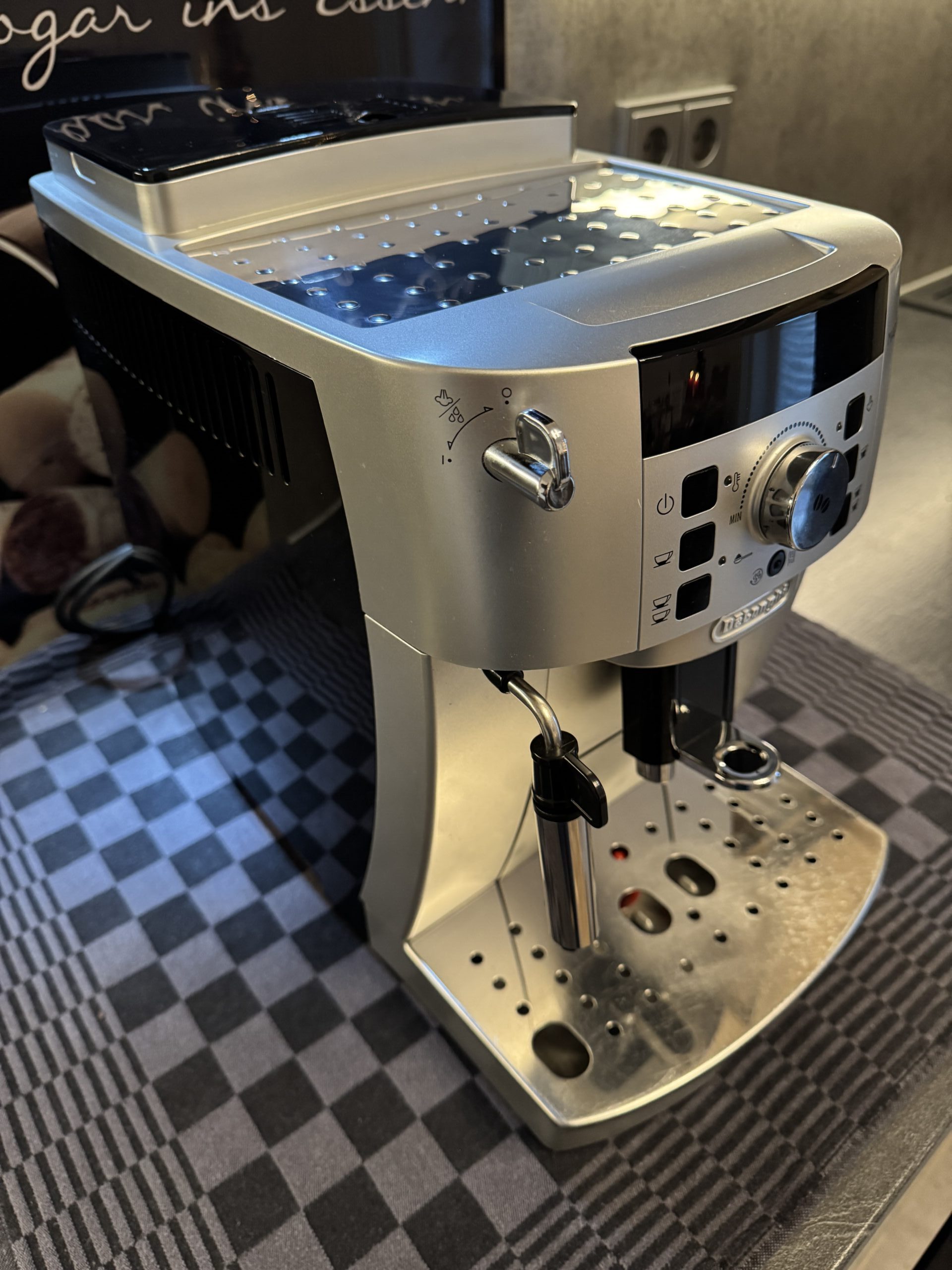 DeLonghi Magnifica S ECAM 22.110 SB Kaffeevollautomaten in silber – Bild 2