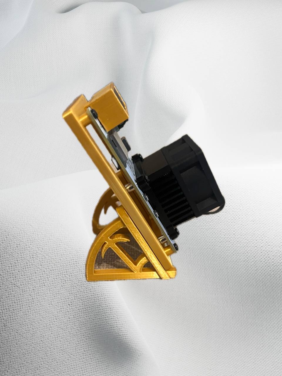 Bitaxe Gamma 601 mit Pickaxe Gold Ständer – Bild 3