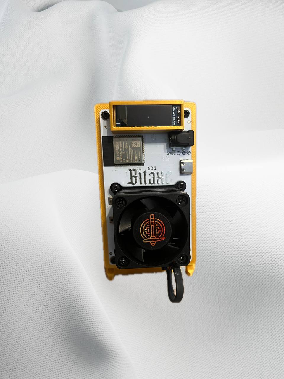 Bitaxe Gamma 601 mit Pickaxe Gold Ständer – Bild 2