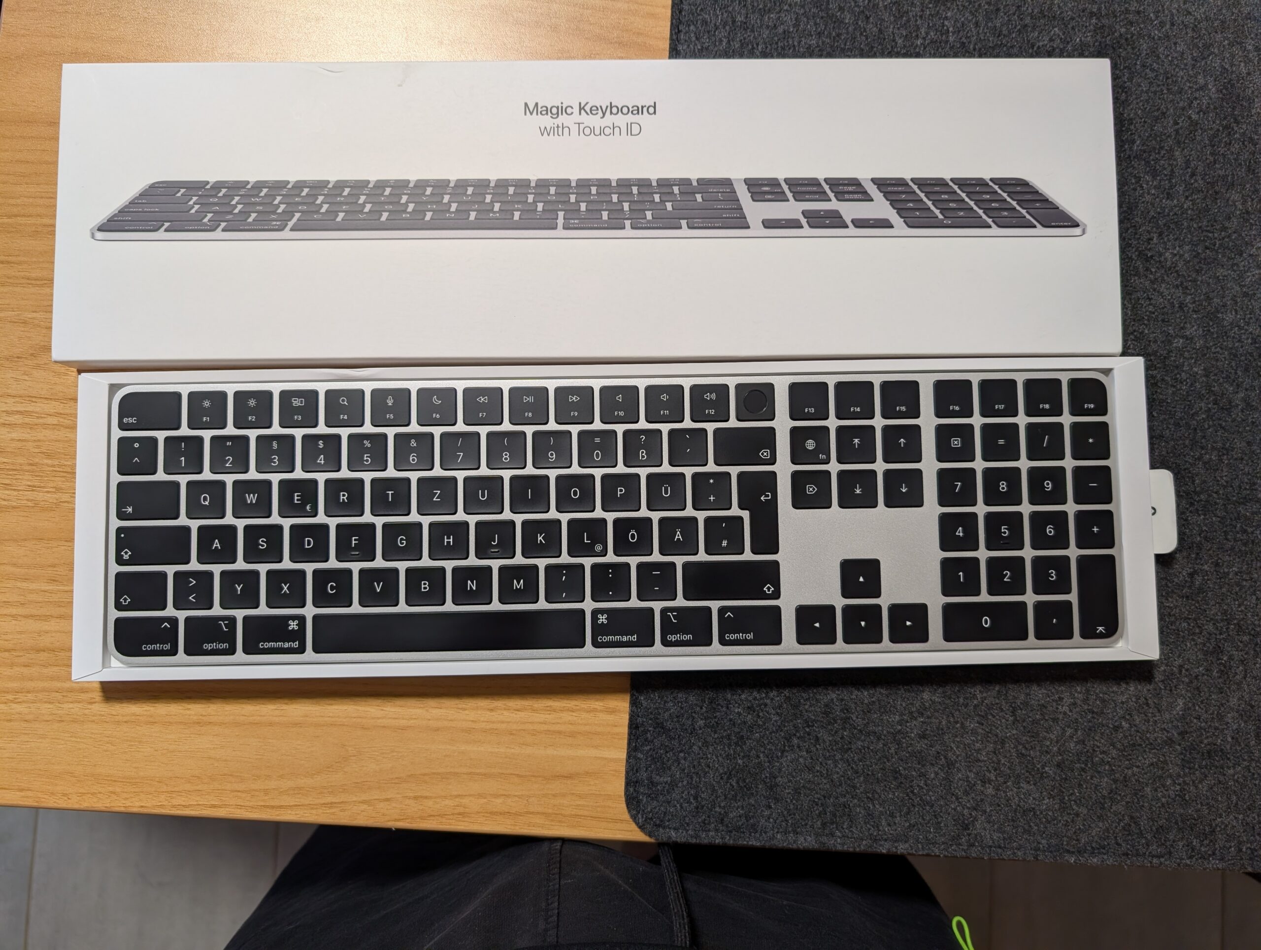 Apple Magic Keyboard mit Touch ID & Ziffernblock, Modell A2520 – Bild 2