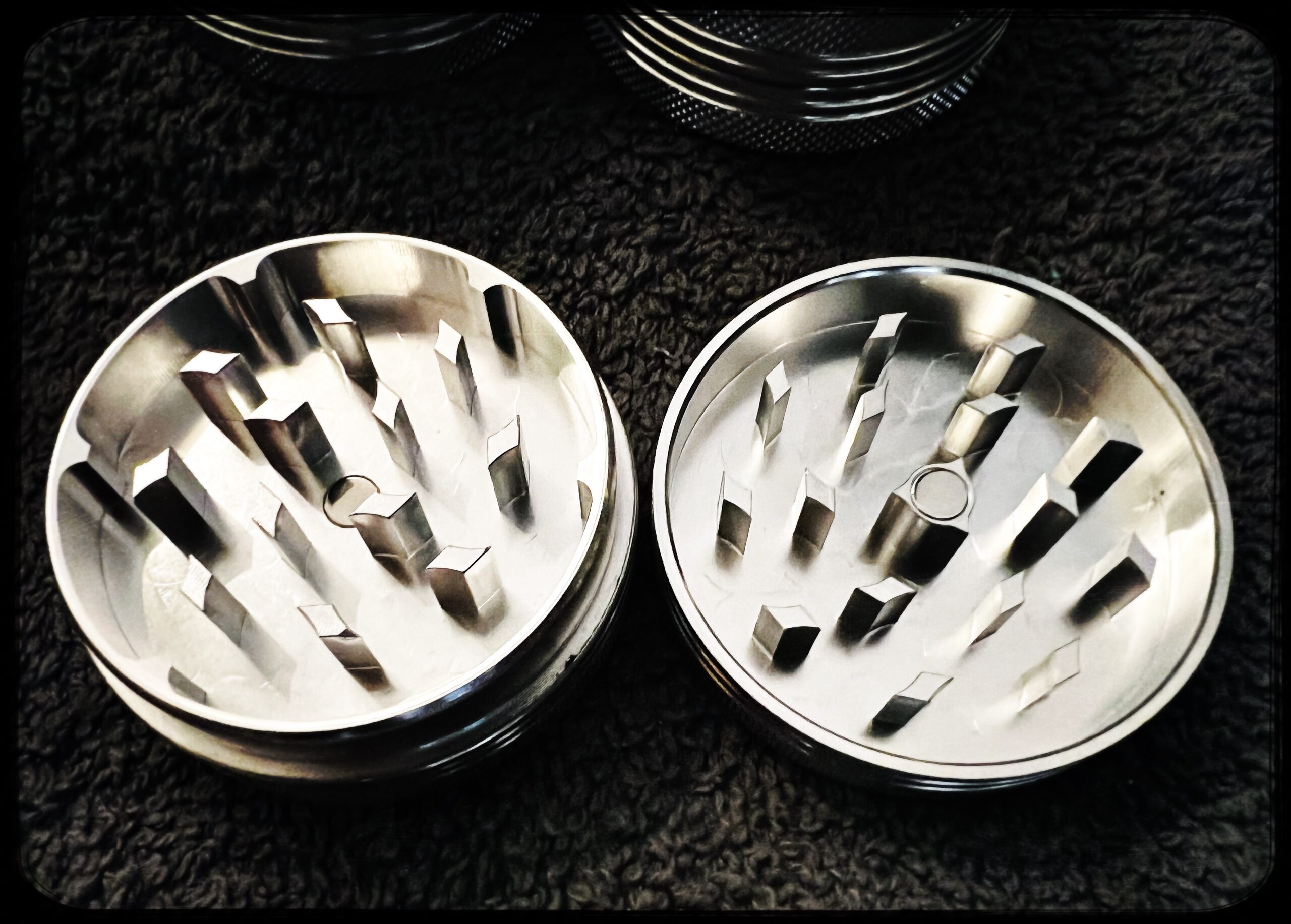 Alu Kräutermühle mit Tiefengravur – Bild 2