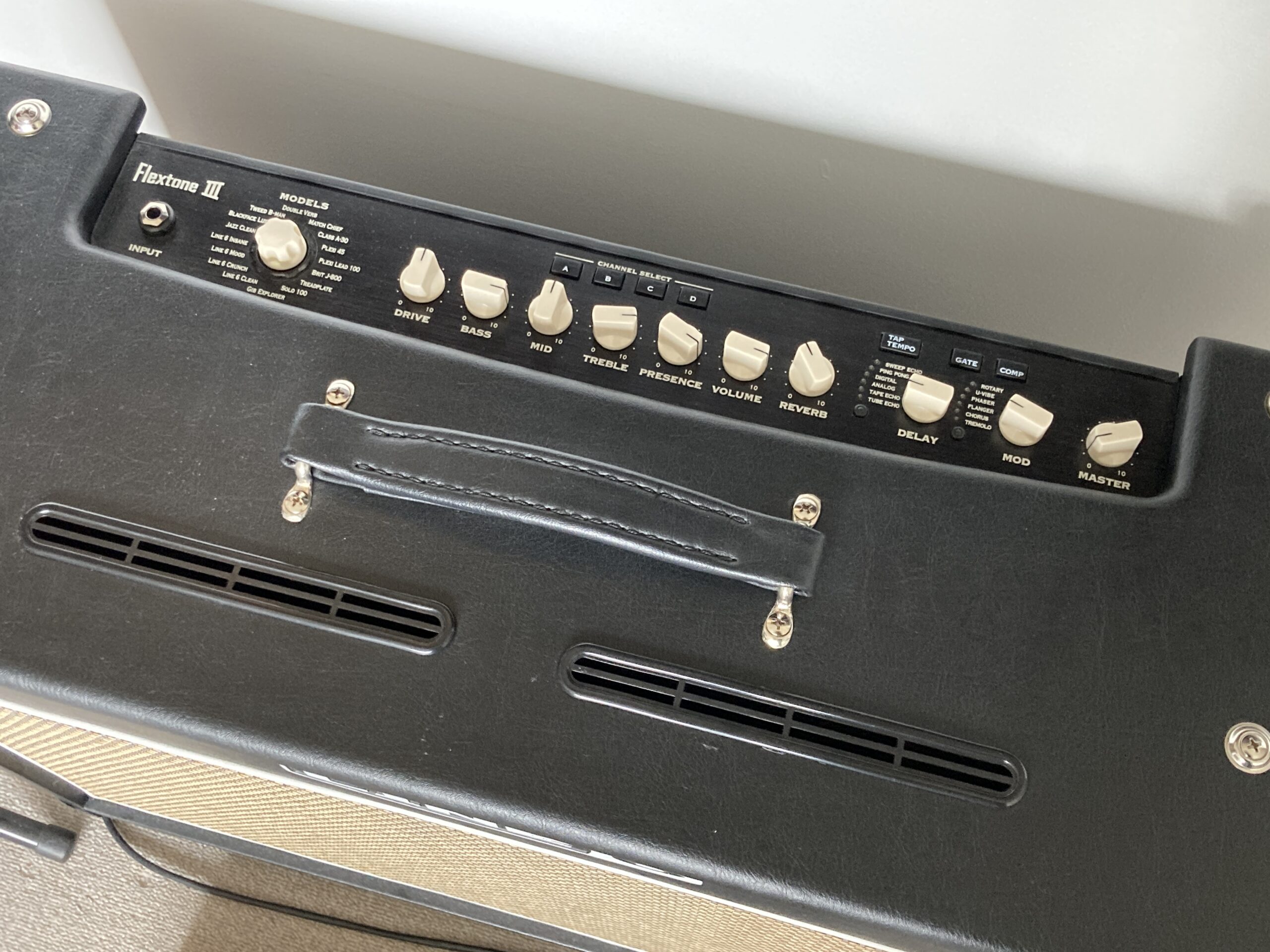 Line6 Flextone III 2x12, inkl Shortboard und Haubencase – Bild 3