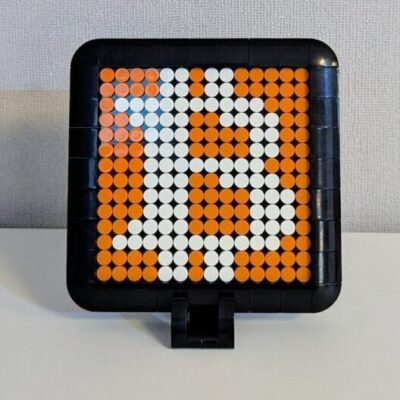 Bitcoin Mosaik 14x14 aus Klemmbausteinen mit Rahmen, Standfuß und Wandhalterung