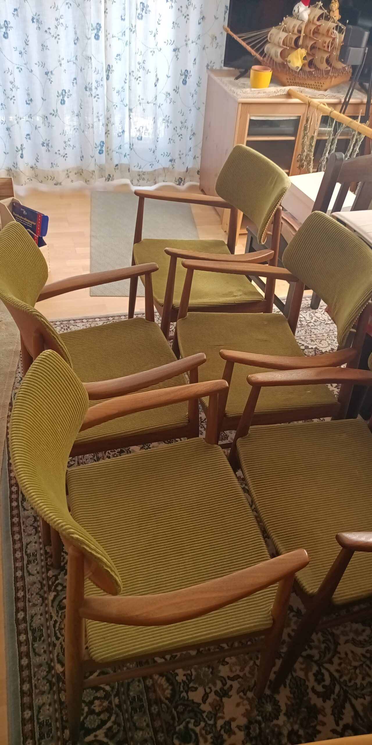 8 Stk. HALI / Wiesner & Hager Vintage Sessel - Teak-/ Buche-Massivholz & grüner Cord - 60/70er Jahre - Top Zustand – Bild 6