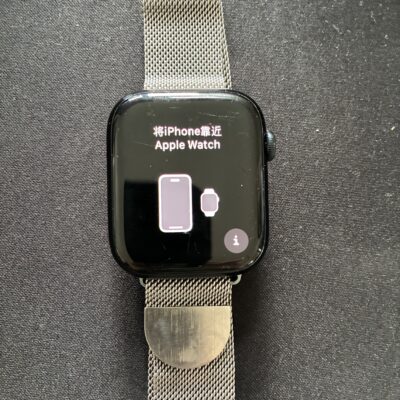 Apple Watch Series 8 GPS mit Stahlarmband + Ladegerät
