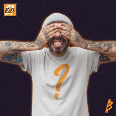 Weißes T-Shirt mit einem großen orangefarbenen Fragezeichen und einem Bitcoin-Zeichen, getragen von einer Person, die sich die Hände vors Gesicht hält. Das Fragezeichen steht als Platzhalter für ein eigenes Motiv.